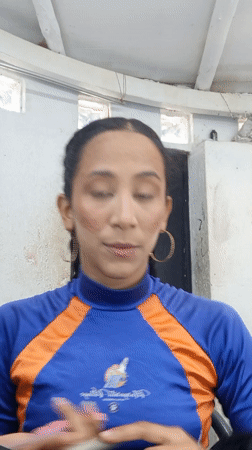 Woman applies makeup, takes selfies in Porlamar