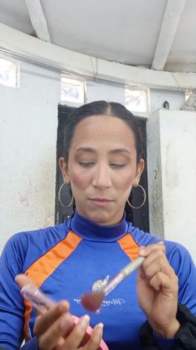Woman applies makeup, takes selfies in Porlamar