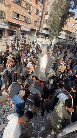 Vehicle wreckage draws crowds in Gaza amid emergency response