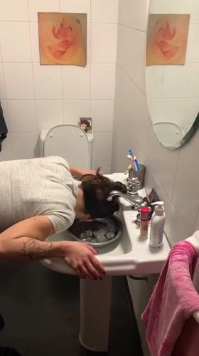 Ice water face plunge in a Buenos Aires sink