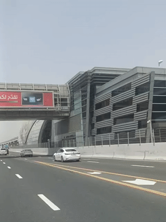 Deliveroo driver spotted on Dubai highway during morning delivery