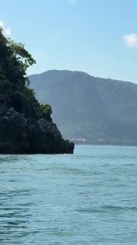 Island hopping boat trip near Ban Klong Haeng, Thailand
