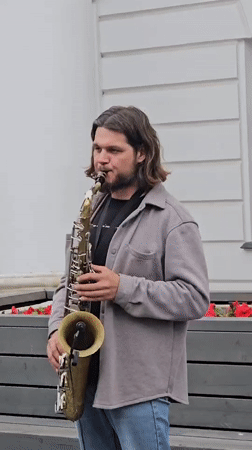 Street musicians and summer crowds fill Nizhny Novgorod's main pedestrian boulevard