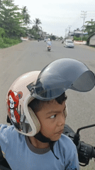 Child passenger spotted on motorcycle in Lhokseumawe residential area