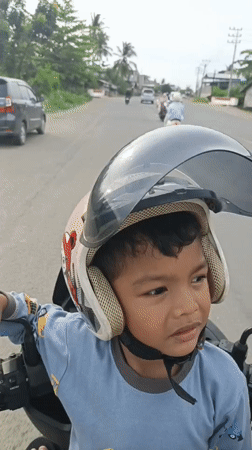 Child passenger spotted on motorcycle in Lhokseumawe residential area