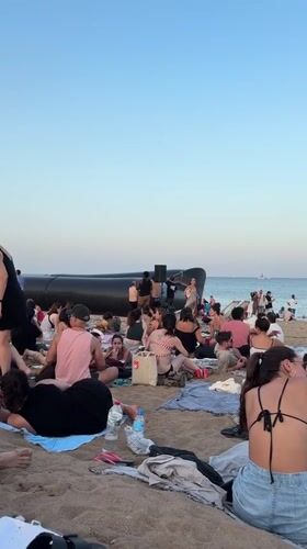 Open-air beach cinema draws a crowd in Barcelona