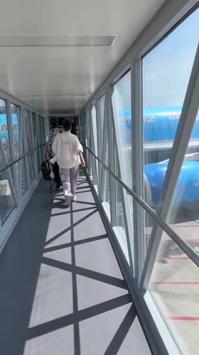Boarding a Moscow-bound flight at Hangzhou Xiaoshan Airport