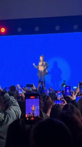 Woman performs for large crowd in Buenos Aires
