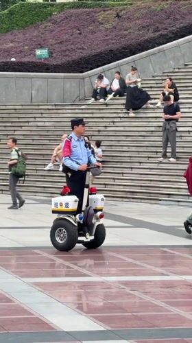 Morning recreation and police presence at Chongqing cultural plaza