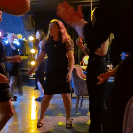 Social gathering with dancing, karaoke documented in Kemerovo venue