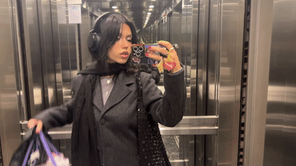 Woman Takes Elevator Selfie in Rosario
