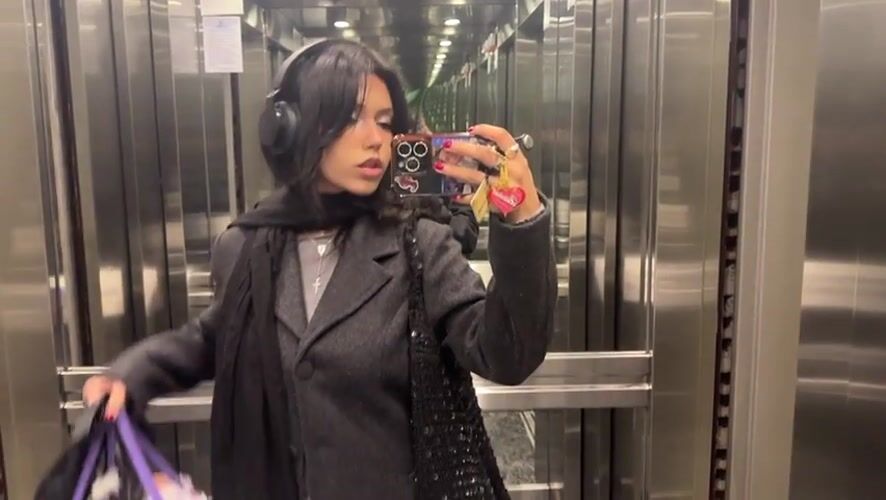 Woman Takes Elevator Selfie in Rosario