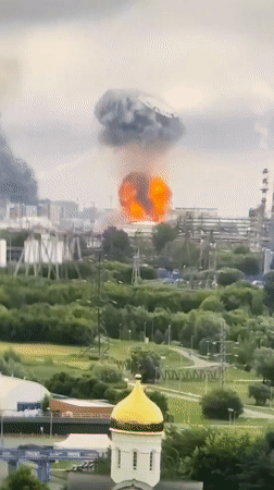 Industrial fire sends heavy smoke over l'Alfàs del Pi, Spain