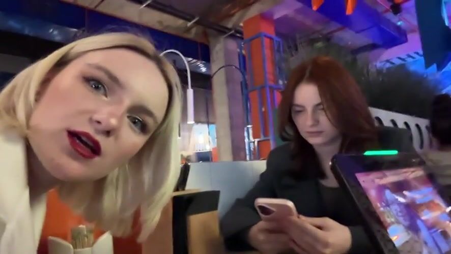 Evening moments captured in Vsevolozhsk: selfie filming and sunset
