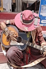Mountain town morning: street music and tourism in Himachal Pradesh