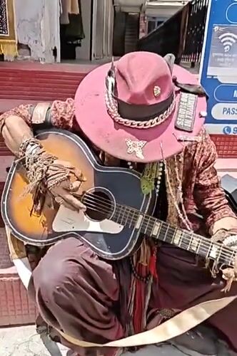 Mountain town morning: street music and tourism in Himachal Pradesh