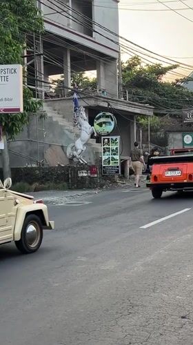 Woman documents Ubud market visit for social media challenge