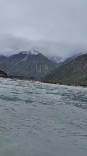 Rivers and dramatic peaks along the Jispa valley, Himachal Pradesh