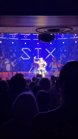 Live band performance draws phone-wielding audience in London