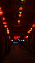 Tourist visits traditional lantern walkway in Đà Nẵng