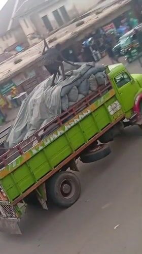 Daily market life documented in Bukuru, Nigeria streets
