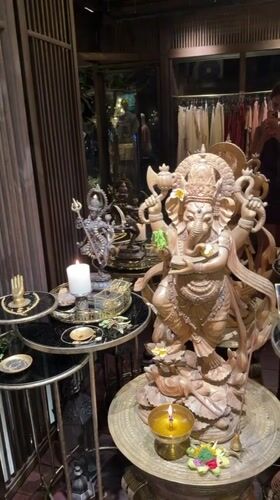 Woman shops for dresses, motorcycle rides captured in Ubud