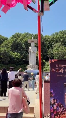 Temple Festival Draws Crowds in Seoul