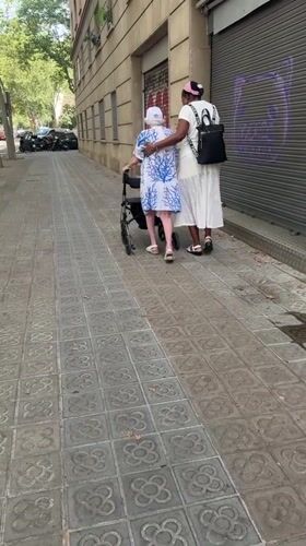 Barcelona morning: salon visit, street stroll, mirror selfies