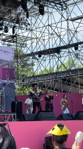 Outdoor music festival draws crowds in Seoul