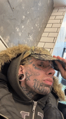 Tattooed individual and woman observed in Buenos Aires locations
