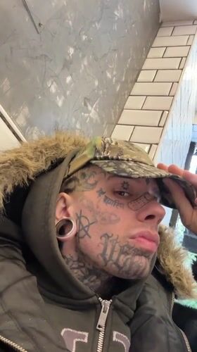 Tattooed individual and woman observed in Buenos Aires locations