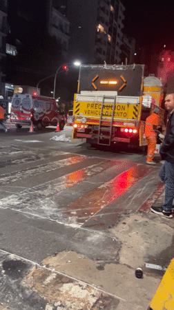 Routine nighttime street activity and selfie documented in Buenos Aires