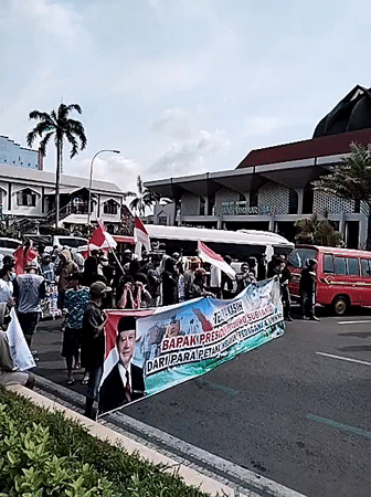 Pro-Prabowo rally fills Pati streets with flags and MBG support banners