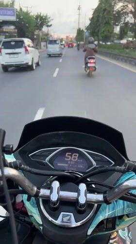 Motorcycle ride through Denpasar, hitting speeds up to 75 km/h