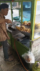 School group browses street food stalls during outdoor event in Setu