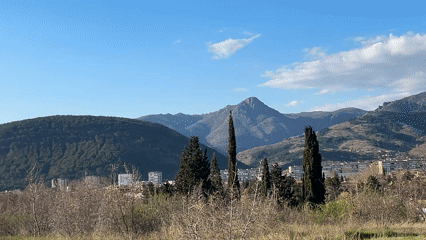 Video captures panoramic view of mountain town landscape