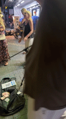 Street musician draws crowds in Pattaya tourist district