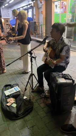 Street musician draws crowds in Pattaya tourist district