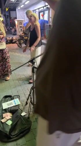 Street musician draws crowds in Pattaya tourist district