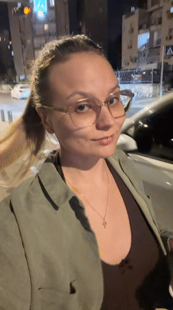 Food delivery and cat sighting captured in Tel Aviv evening