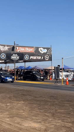 Drag race between Mazda and SUV draws crowds in Arica