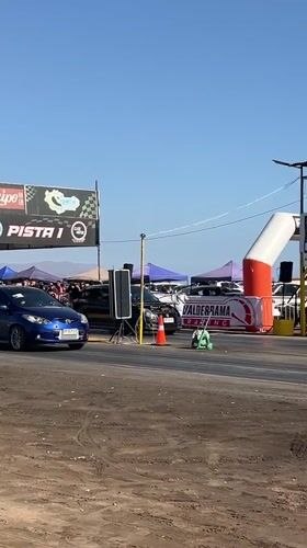 Drag race between Mazda and SUV draws crowds in Arica