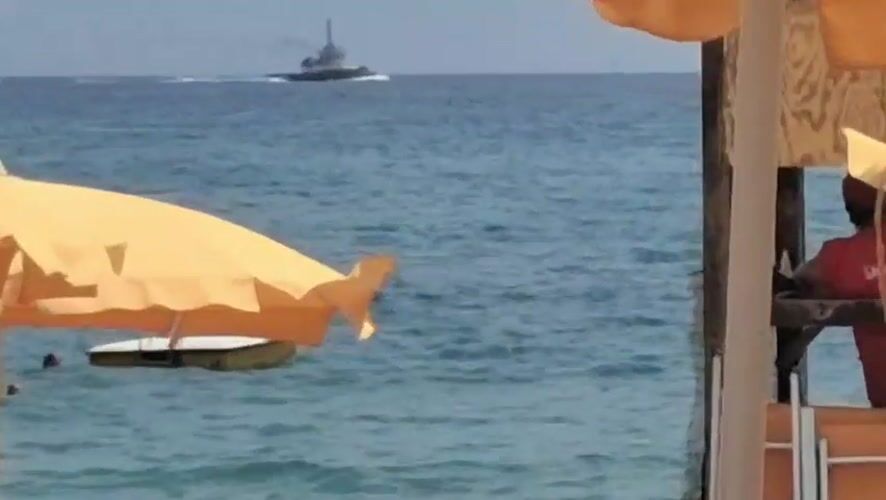 Kites, umbrellas, and a quiet beach morning in Savona