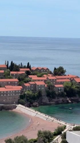 Tourist captures scenic video of Sveti Stefan resort island
