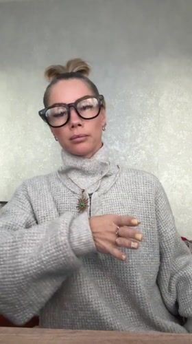 Woman documents morning routine through dance and selfies in Abakan