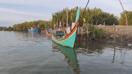 Fishing boats and shore anglers along a Reudeuep river