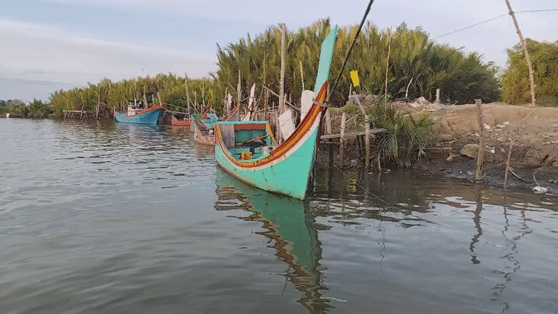 Fishing boats and shore anglers along a Reudeuep river