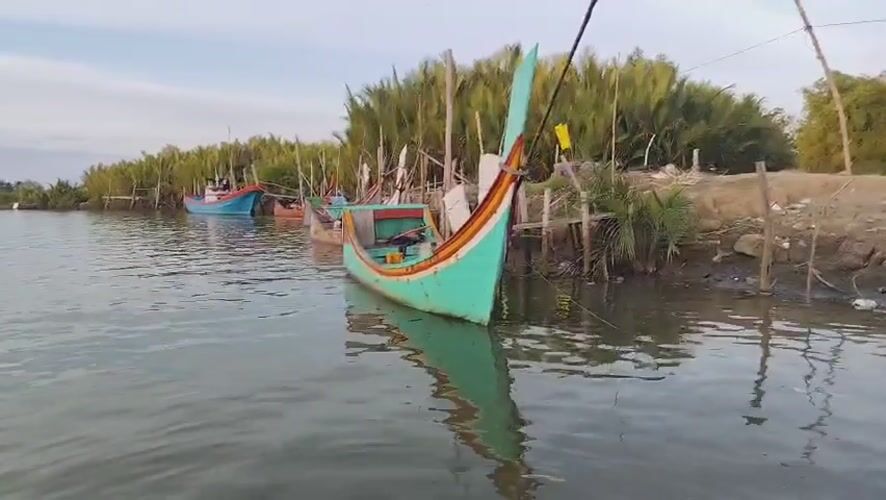 Fishing boats and shore anglers along a Reudeuep river