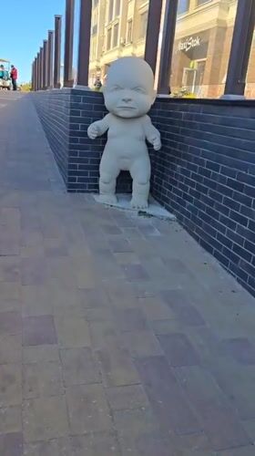 Food festival draws crowds near baby sculpture installation in Zelenogradsk