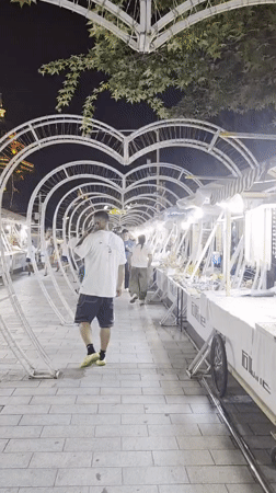 Night market browsing and carved charms in Qinhuangdao